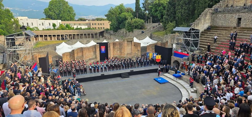 Pompeii, skip-the-line ticket with smartphone audio guide on App - Private homes, shops, and surviving frescoes