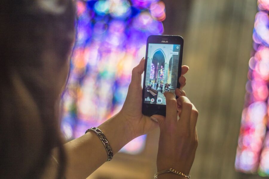 Prague: Prague Castle Complex Smartphone Audio Guide - Phone, internet, and headphone advice