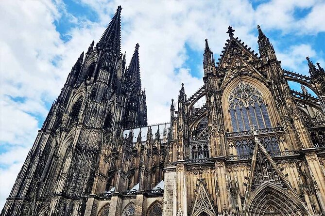 Private audio book city rally around Cologne Cathedral and the Old Town - Small Old Town streets and the fish market