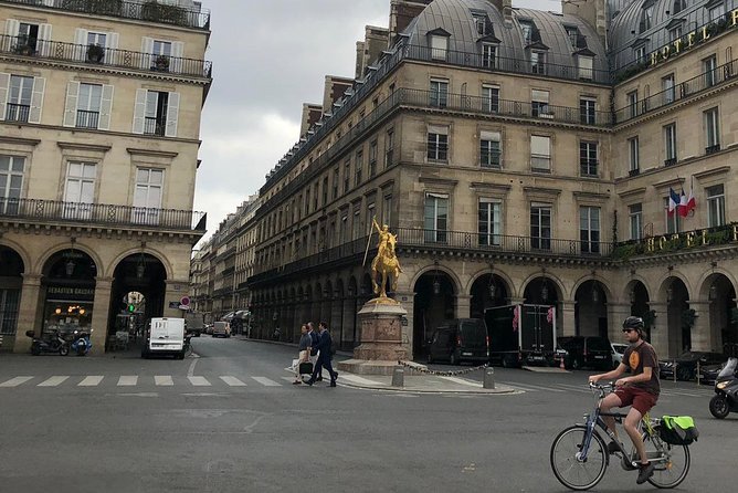 Private Auto Paris City Tour with Audio Guide - Audio guide or live guide?