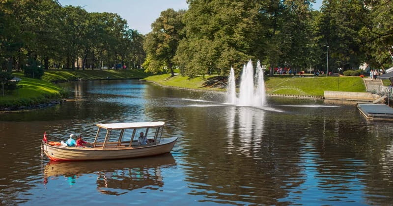 Riga: Canal Boat Sightseeing Tour With Audio guide - Kronvalda Park and the first canal views