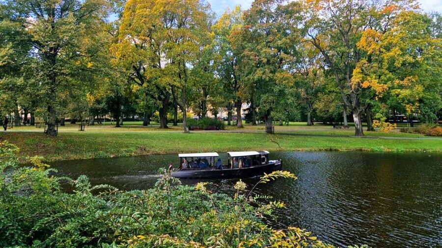 Riga: Canal Boat Tour with Drink & Old Town Audio Tour - Getting to Andrejosta without a last-minute rush