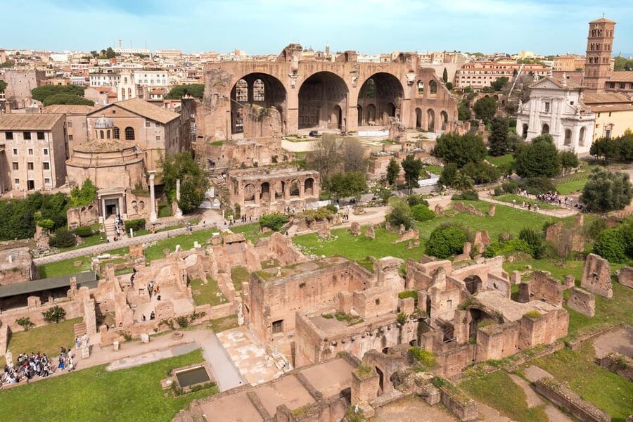 Rome: Colosseum and Roman Forum Access with Audio Guide App - Audio app or English-speaking guide?