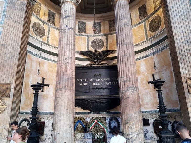 Rome: Pantheon Priority Entry Ticket & Audio Guide App - The dome, oculus, marble, and tombs