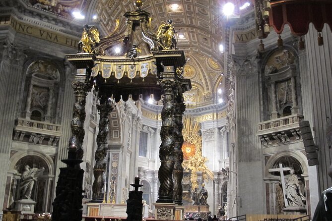Rome: St Peter's Basilica and Papal Tombs Audio Guide - Reaching St. Peter’s Basilica and facing the queue