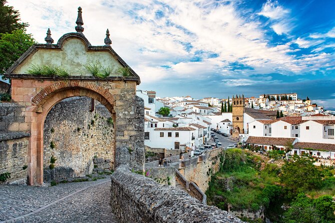 Ronda Self-Guided Audio Tour with Andalucia Travel Expert - Starting above the gorge at Alameda del Tajo