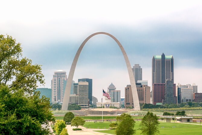 Saint Louis Self Guided Driving and Walking Audio Tour - Kiener Plaza and the Gateway Arch story