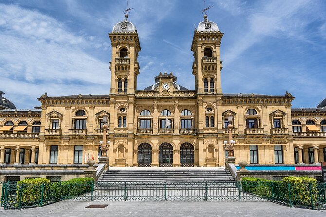 San Sebastian Scavenger Hunt & Highlights Self Guided Audio Tour - Gipuzkoa Plaza and Alderdi Eder Park