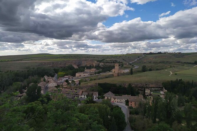 Segovia from the Aqueduct to the Alcazar: A Self-Guided Audio Tour - Casa De Los Picos and Segovia’s city streets