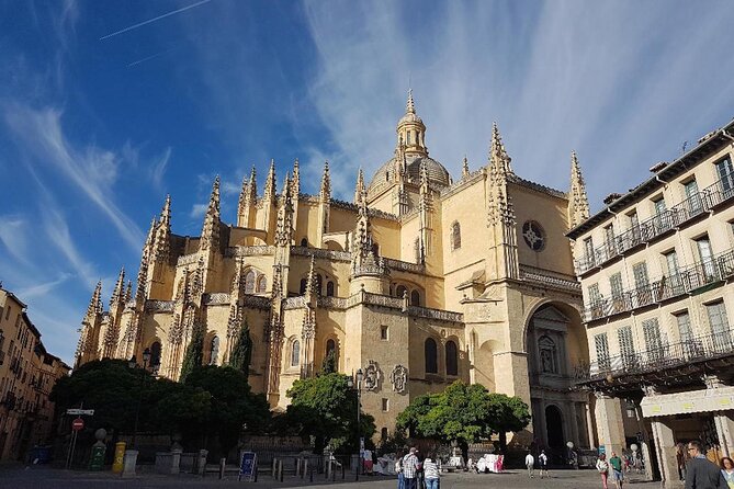 Segovia from the Aqueduct to the Alcazar: A Self-Guided Audio Tour - Plaza de Medina del Campo: a useful pause