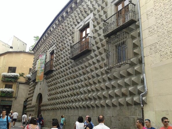 Segovia from the Aqueduct to the Alcazar: A Self-Guided Audio Tour - Beginning beneath the Aqueduct of Segovia