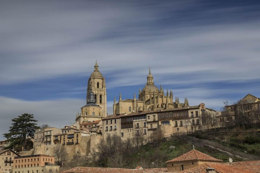 Segovia: Self-Guided Audio Tour on Your Phone - Walking from the Aqueduct into old Segovia