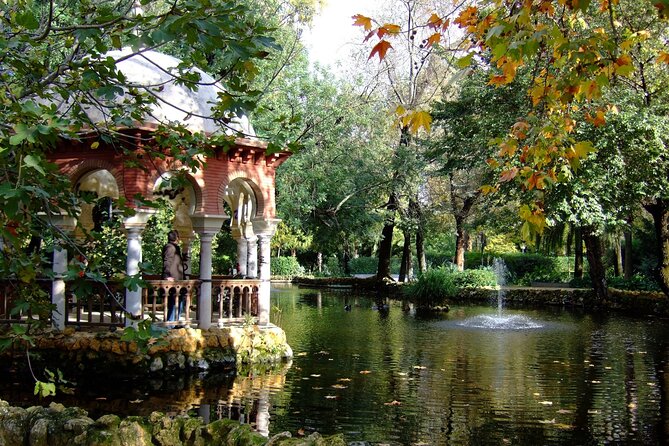 Seville Scavenger Hunt and Highlights Self Guided Audio Tour - Puerta del León and the Royal Tobacco Factory