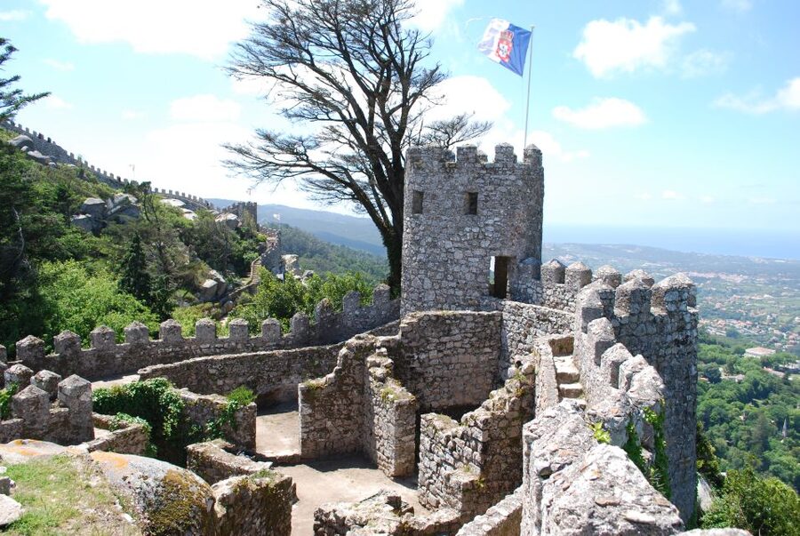 Sintra: 4 MAJOR Monuments Tour E-Car com GPS Audio Guide - A Portuguese lunch break in São Pedro