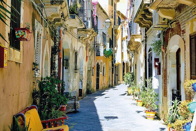 Siracusa Walking Tour with Audio and Written Guide by a Local - Syracuse Cathedral, built over an ancient temple