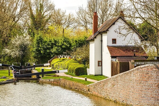Stratford-Upon-Avon Audio Walking Tour: Shakespeare's Life - The RSC Tower and a theatrical finish