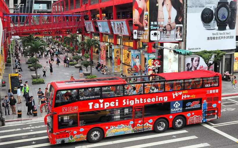 Taipei: Hop-On Hop-Off Sightseeing Bus with Audio Guide - Chiang Kai-Shek Memorial Hall and central Taipei