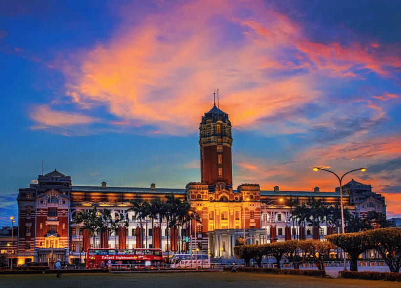 Taipei: Hop-On Hop-Off Sightseeing Bus with Audio Guide - Ximending, Dinghao Market, and local shopping time