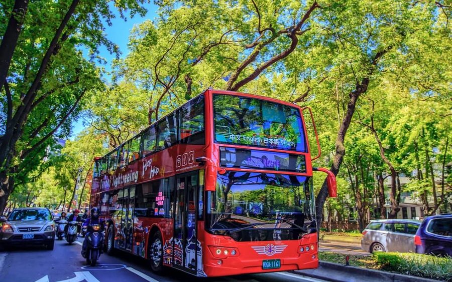 Taipei: Hop-On Hop-Off Sightseeing Bus with Audio Guide - What the audio guide adds, and where it falls short