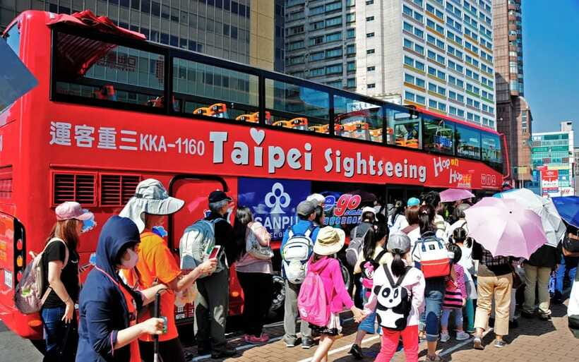 Taipei: Hop-On Hop-Off Sightseeing Bus with Audio Guide - Choosing between the 4, 9, and 24-hour passes