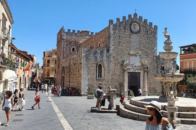 Taormina: A Self-Guided Audio Tour of Sicily’s Hilltop Town - Vicolo Stretto and the pleasures of a narrow lane