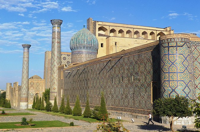 The Golden City of Samarkand: A Self-Guided Audio Tour - Looking up at Bibi Khanym Mosque