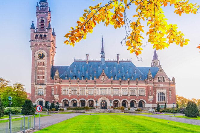 The Hague Scavenger Hunt and Highlights Self Guided Audio Tour - Noordeinde Palace and the royal quarter