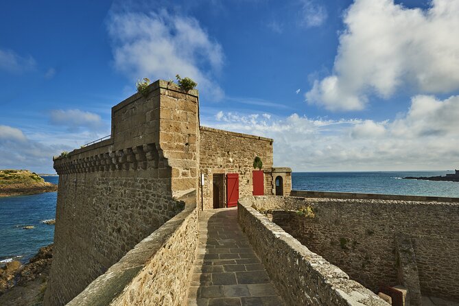 The Hardest City to Invade: Saint Malo's Secrets Audio Guide - Gates, Ermine Symbols, and the Layers of the Walls