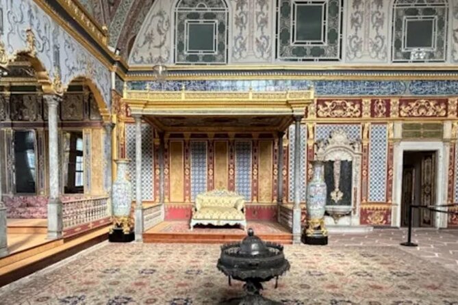 Topkapi Palace and Harem Museum Ticket with Audio Guide - The courtyards and imperial setting