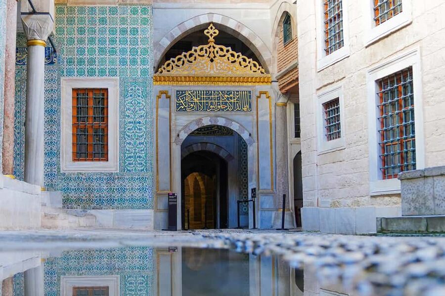 Topkapi Palace and Harem Skip-the-Line-Tickets & Audio Guide - Treasury, royal jewelry, and sacred relics