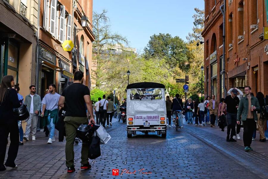 Toulouse: Electric Tuk-Tuk Tour with Photo Stops and Audio - Is $82 good value for up to four people?