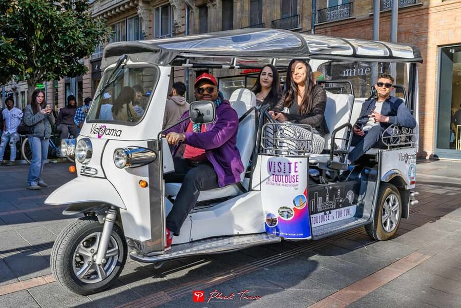 Toulouse: Electric Tuk-Tuk Tour with Photo Stops and Audio - The Capitole and Toulouse’s grand center