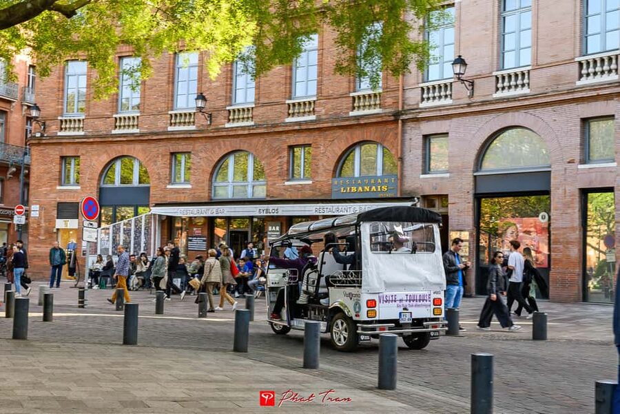 Toulouse: Electric Tuk-Tuk Tour with Photo Stops and Audio - Photo stops, music, and the view from the roof