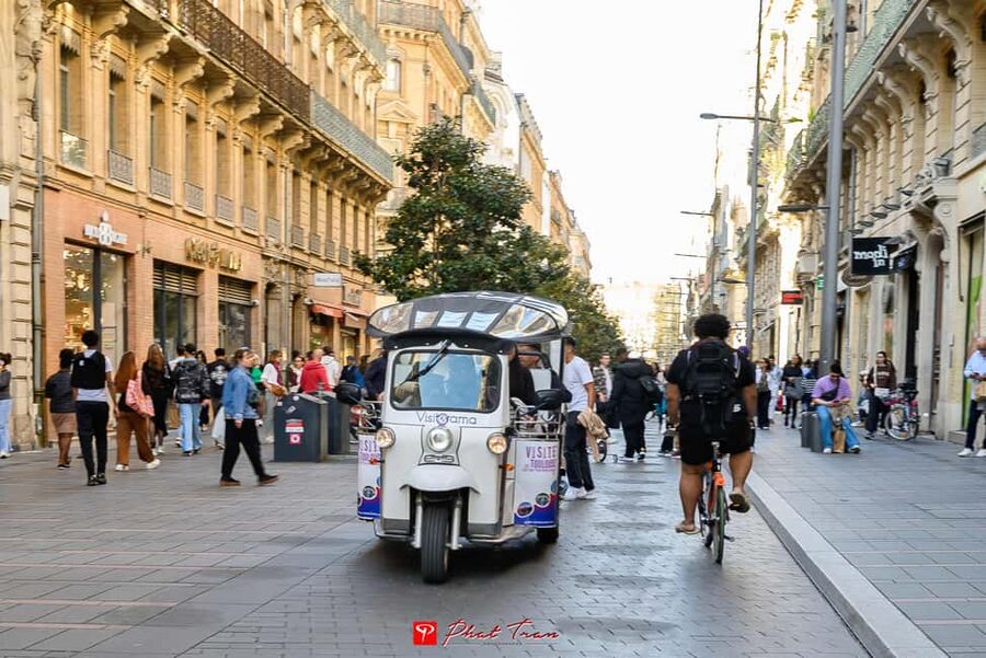 Toulouse: Electric Tuk-Tuk Tour with Photo Stops and Audio - Starting beside the Toulouse Tourist Office