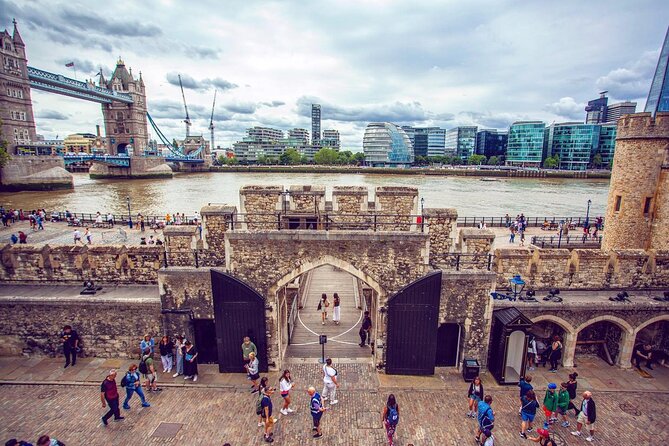 Tower of London Ticket with Audio Guide and Unlimited Entry Time - Beefeaters, ravens, and the Tower today