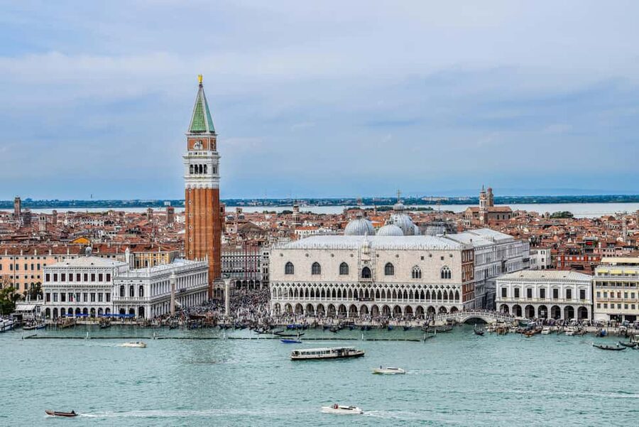 Venice: Doge's Palace, Bridge of Sighs, Prisons, Correr & Audio Guide - Crossing the Bridge of Sighs
