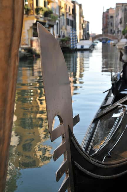 Venice: Gondola Ride under the Bridge of Sighs with Audio Guide App - Passing beneath the Bridge of Sighs
