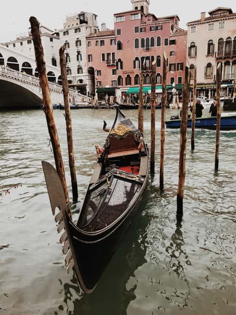 Venice: Gondola Ride under the Bridge of Sighs with Audio Guide App - Choosing the live guide on board