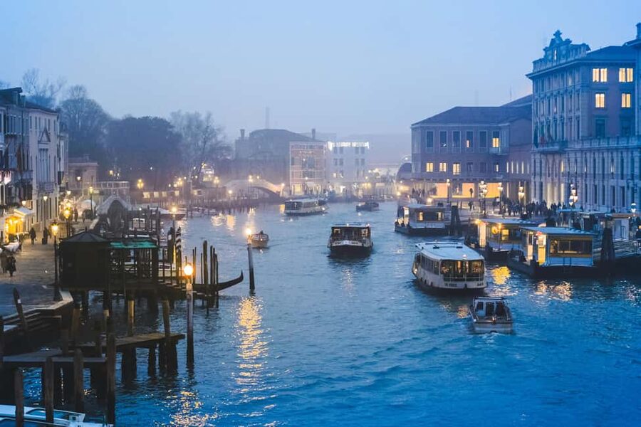 Venice: Gondola Ride under the Bridge of Sighs with Audio Guide App - The 20-minute walk through Venice’s center