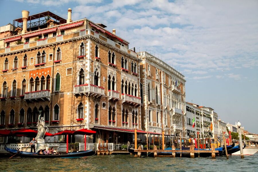 Venice: Gondola Ride with Live Guide or Audio Guide - Who will enjoy this most?