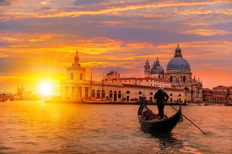 Venice: Gondola Tour under the Bridge of Sighs & Audio Guide - The first minutes on the lagoon