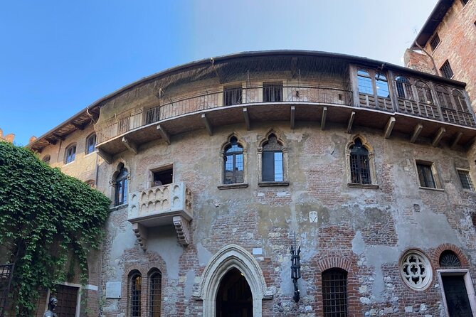 Verona: Juliet’s House Fast-Track Entry Ticket & Audio Guide - Collecting the ticket on Via Stella 16