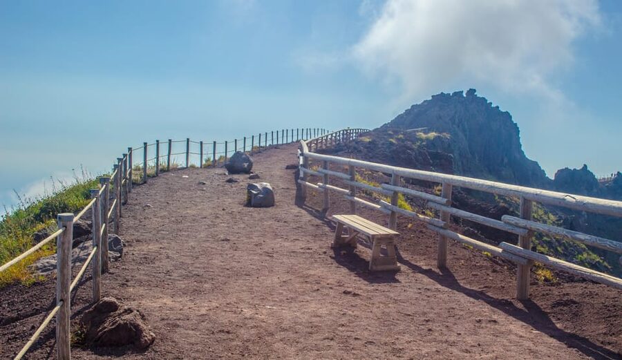 Vesuvio Skip The Line Ticket With Digital Audioguide - The crater, fumaroles, and the view