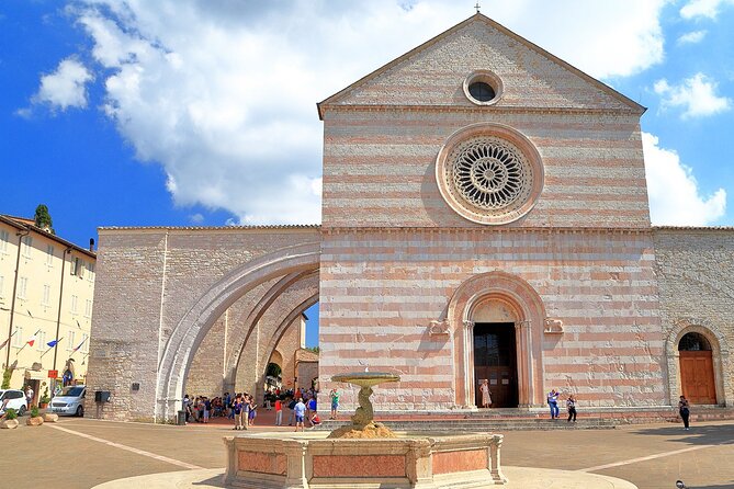 Visit ASSISI on foot with the Audio guide app for Smartphone - San Pietro, a quieter opening stop