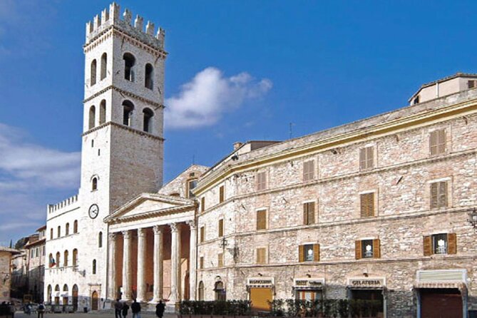 Visit ASSISI on foot with the Audio guide app for Smartphone - Saint Clare and the city’s female saint