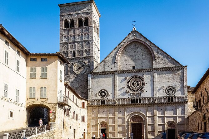 Visit ASSISI on foot with the Audio guide app for Smartphone - Piazza del Comune and the everyday center