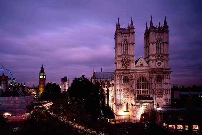 Westminster Abbey Entrance Ticket Including Audio Guide - Using the multimedia guide in a crowded Abbey