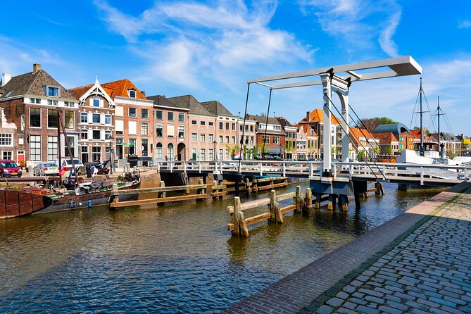 Zwolle: City Walk with Audio Guide in 7 Languages on your Phone - Museum de Fundatie and the big egg
